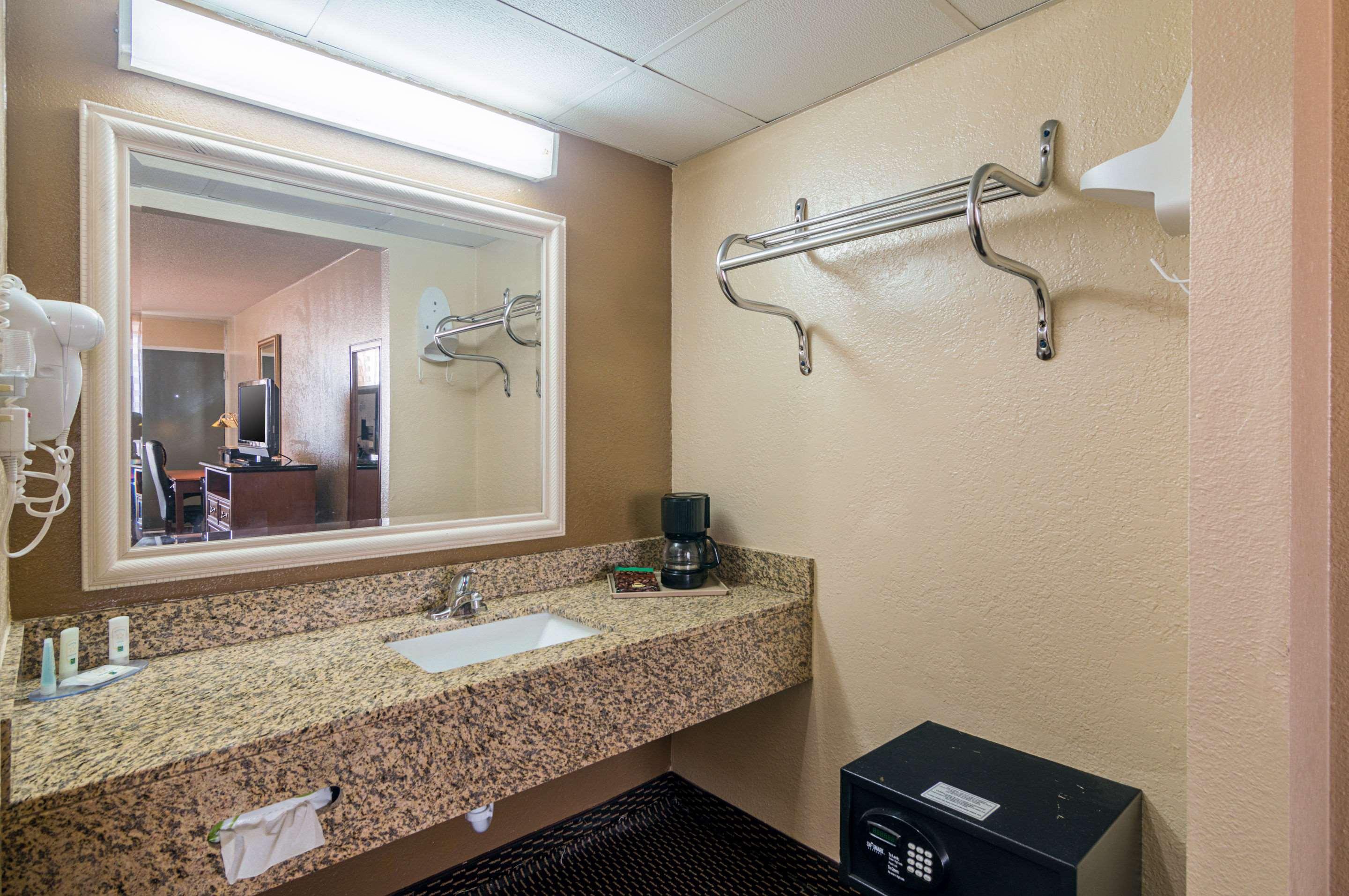 Quality Inn Shawnee I-40 Extérieur photo